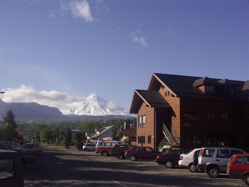 Le volcan Villarrica domine la ville de Pucon