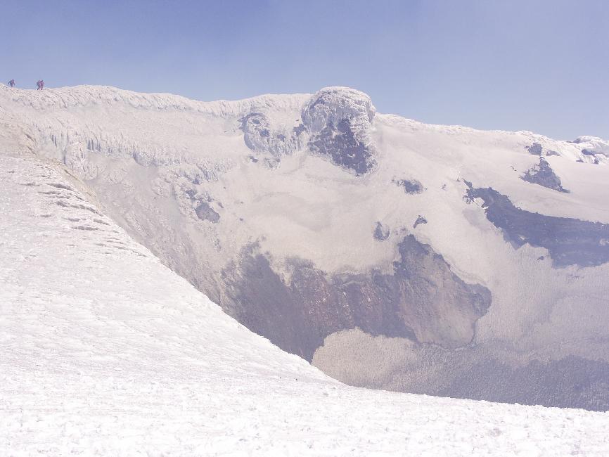 Les personnages à droite témoignent des pentes abruptes et profondes du cratère