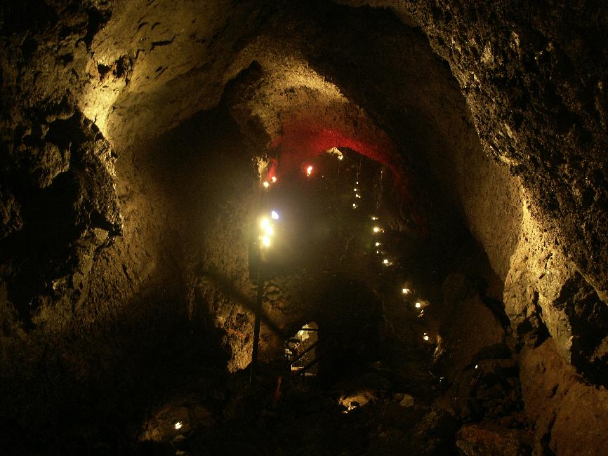 Ce tunnel de lave atteint 30 mètres de hauteur en certains endroits