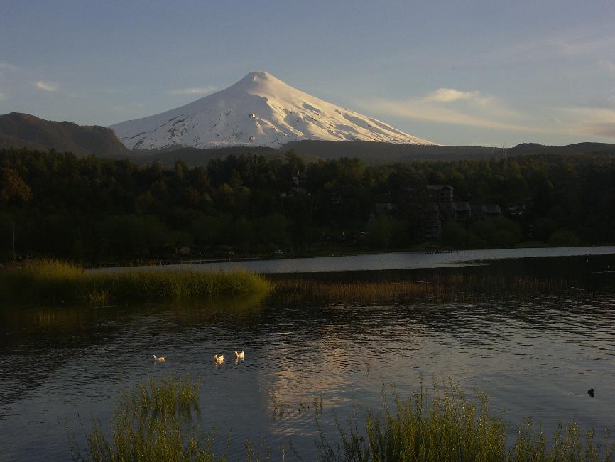 Le volcan Villarrica au coucher de soleil, depuis Pucon