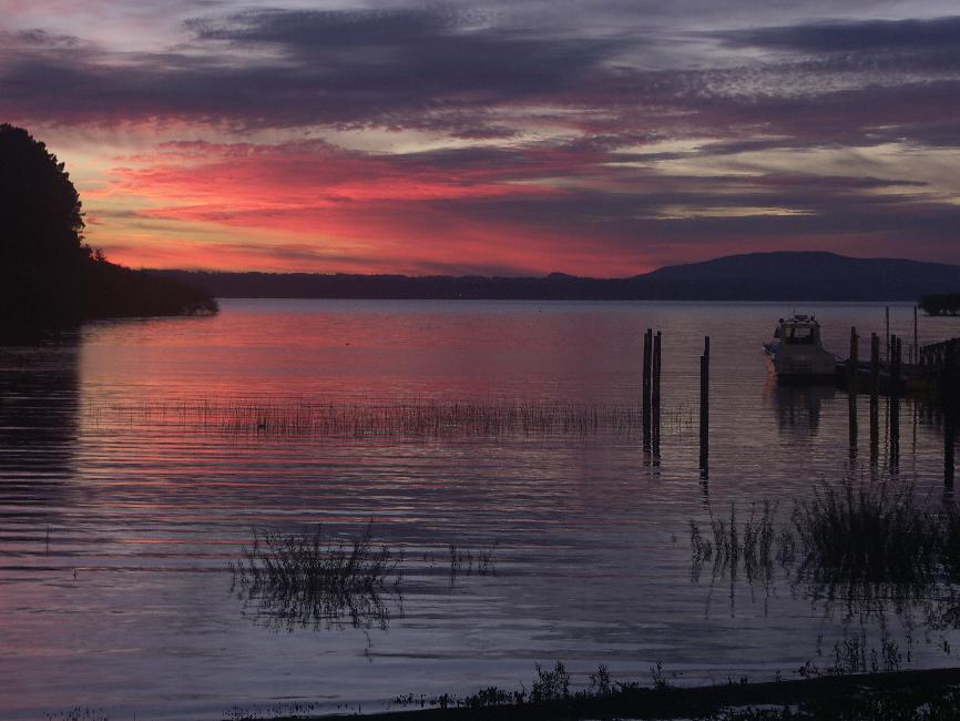 Coucher de soleil sur le lac Villarrica, à Pucon