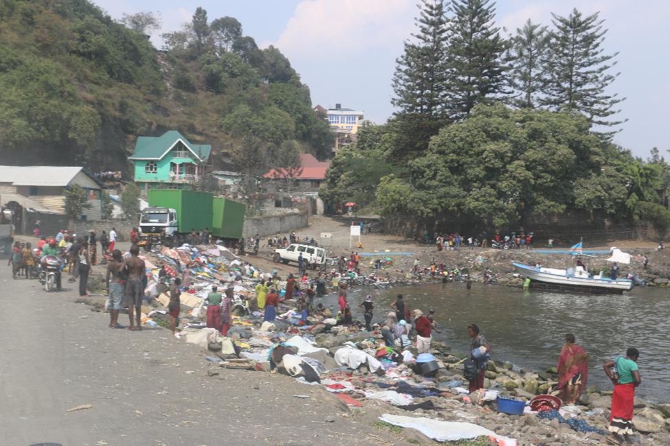 Lessive au bord du lac Kivu