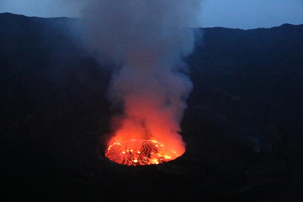 Vision nocturne du lac de lave