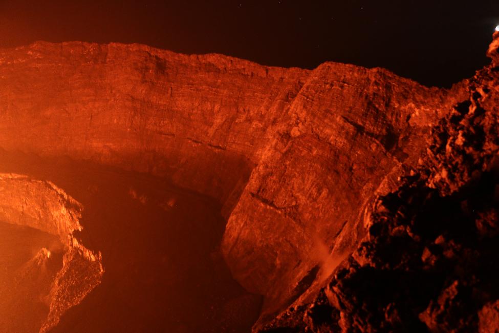 La nuit, les parois du cratère sont éclairées par le rougeoiement de la lave