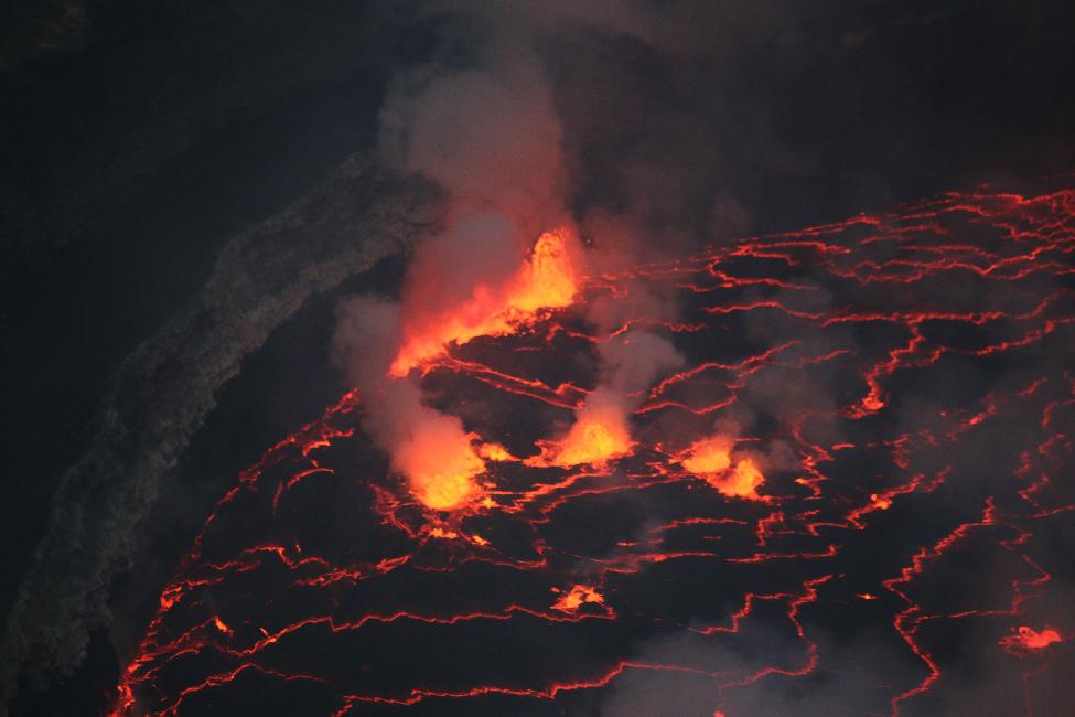 Vision nocturne du lac de lave
