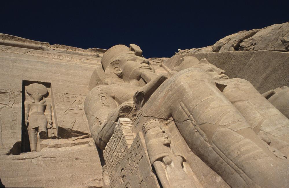 L'un des colosses de Ramses II, qui nous domine de plus de 20 mètres