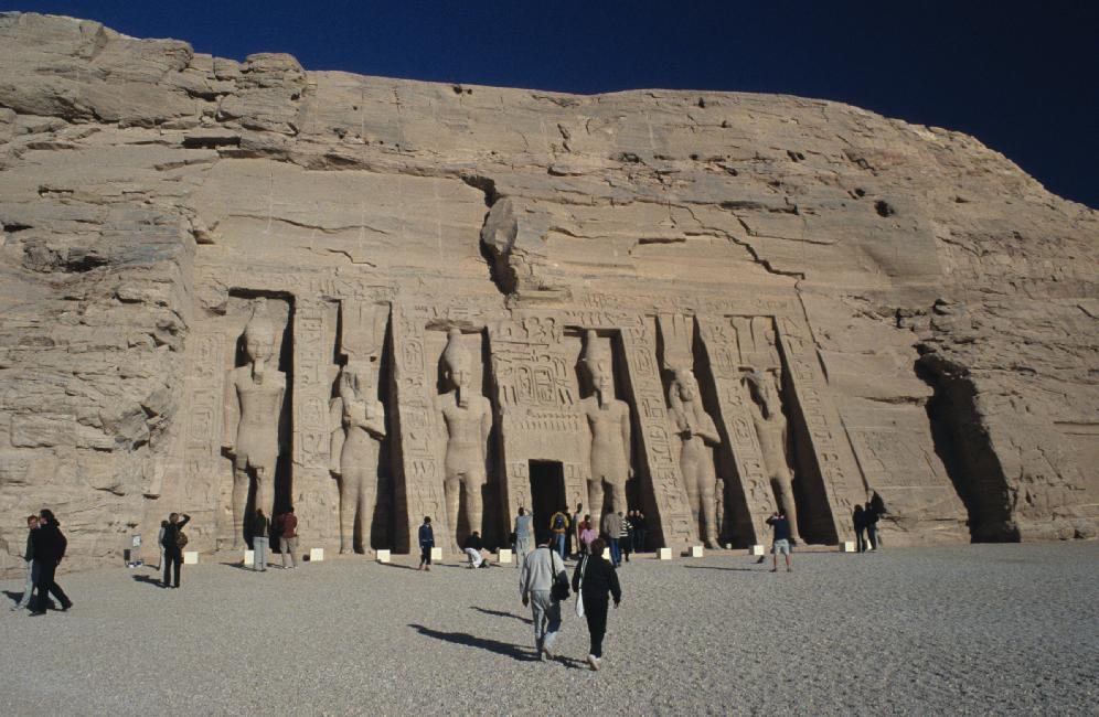 Le temple d'Hathor, avec deux statues de Nefertari
