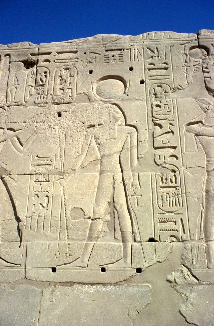 Les bas reliefs sont désormais soumis à l'érosion et aux mains des touristes....