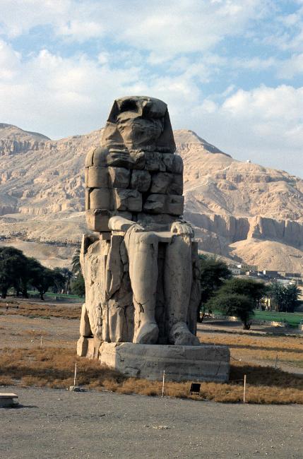 L'un des deux colosses de Memnon, haut de 18m