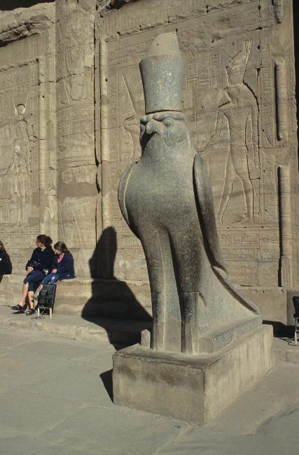 Statue d'Horus, dans le temple qui lui est dédié
