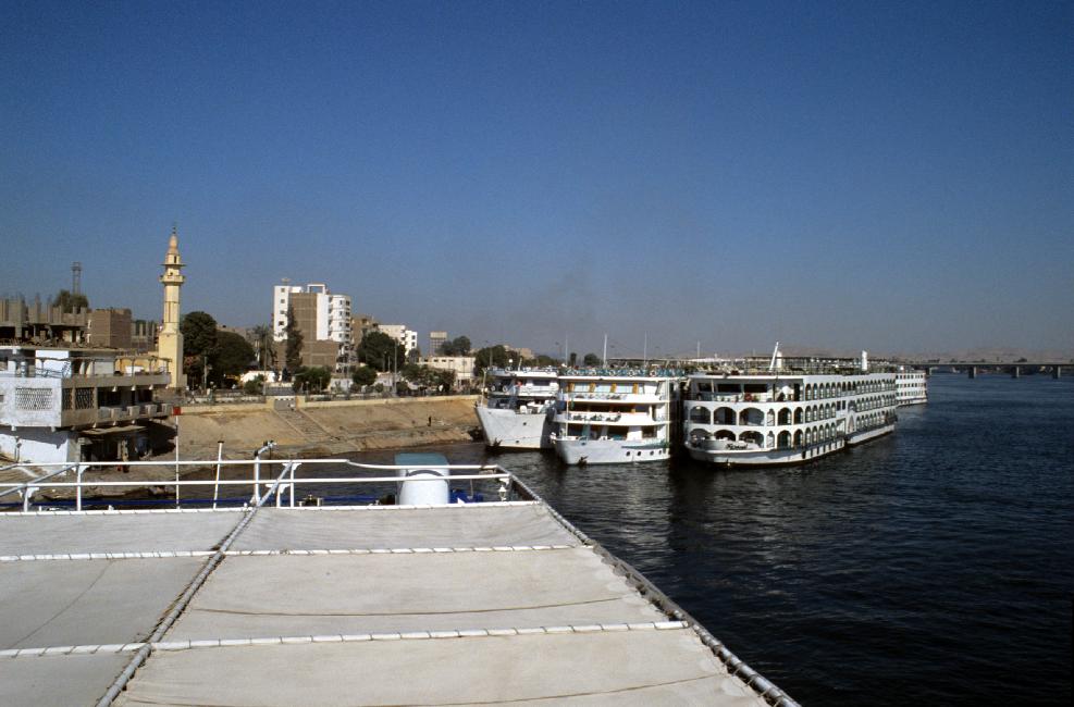 Quelques uns des nombreux bateaux de croisière, à la queue leu leu