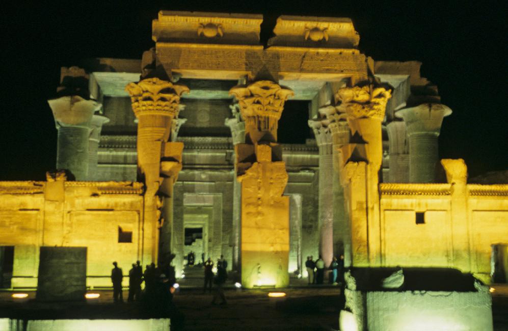 Nous arrivons à Kom Ombo avec la nuit