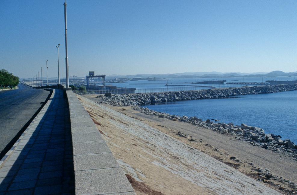 Le nouveau barrage, construit entre 1960 et 1971 avec l'aide de l'URSS