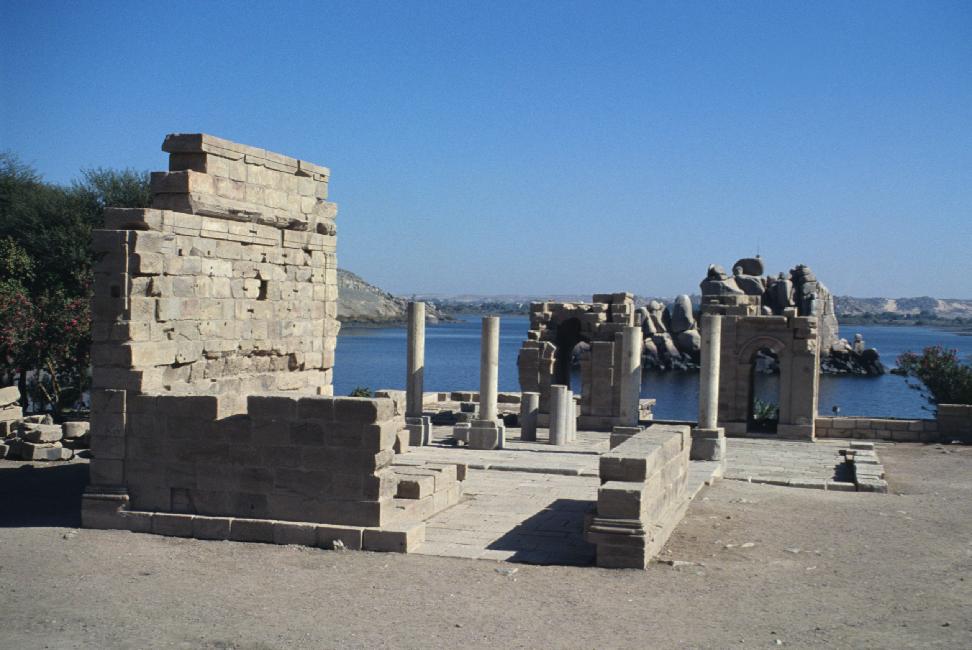 Temple d'Hathor ; le lac a submergé l'emplacement originel du temple