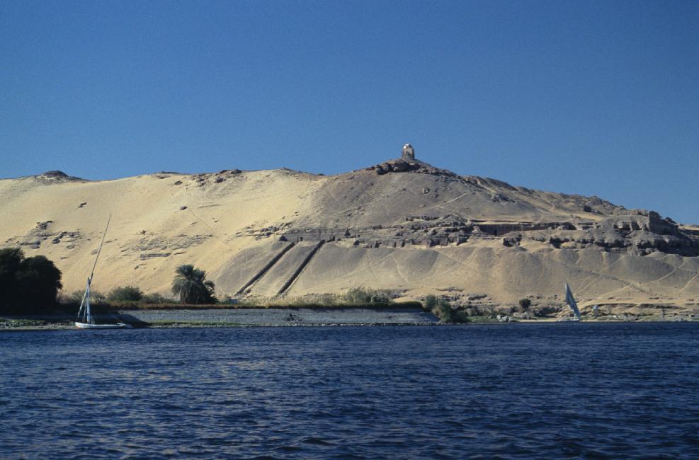 Tombeau des nobles, face à l'île Eléphantine