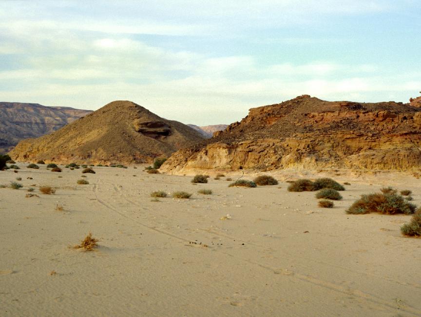 Site de notre bivouac, en fin de journée ; derrière le cône, une autre vallée arrive de la droite