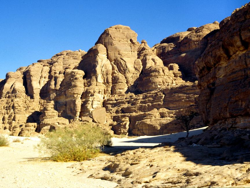 Falaise aux parois sculptées par l'érosion