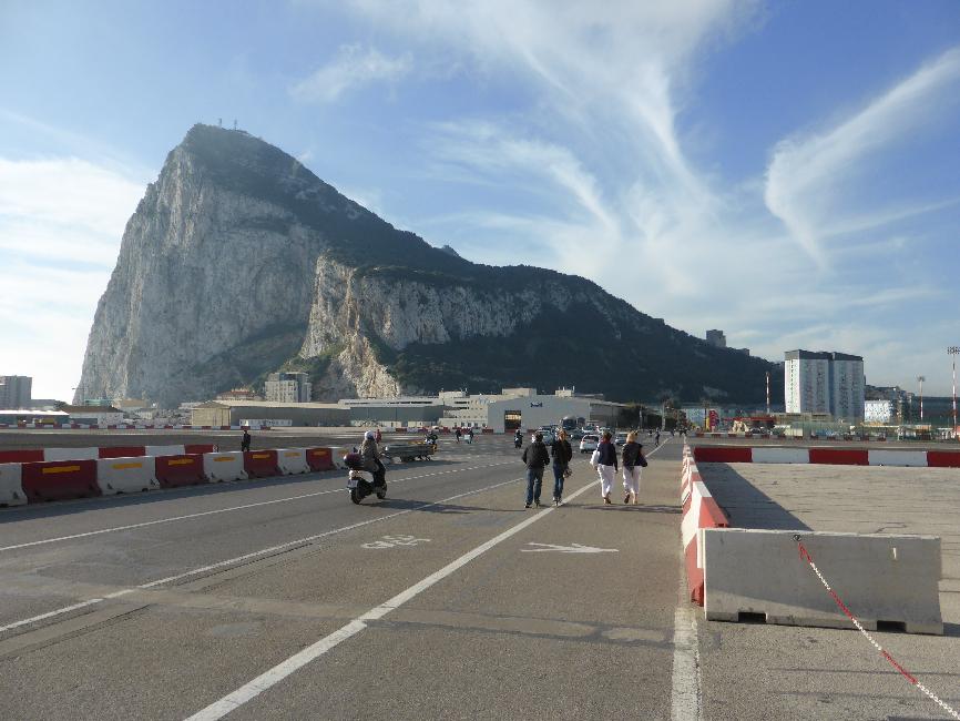 Gibraltar ; traversée de l'aéroport