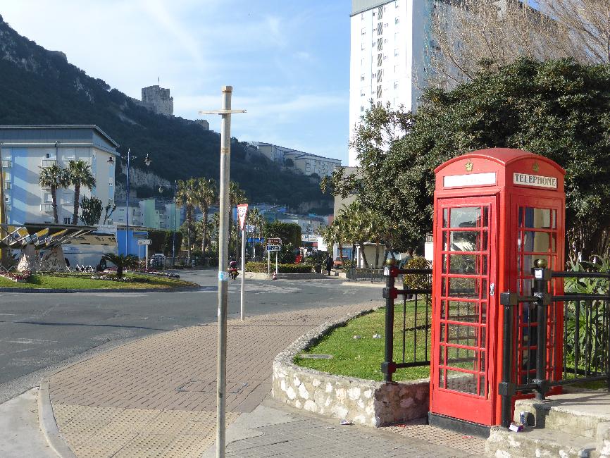 Gibraltar ; au pied du rocher
