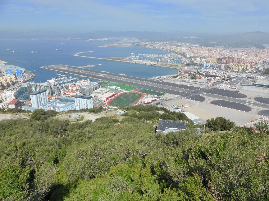 Gibraltar ; tour du chateau des maures ; vue sur l'aéroport
