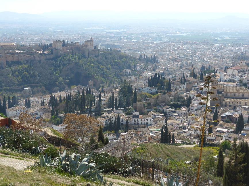 Granada ; montée vers San Miguel el Alto ; vue sur la ville et le quartier Juif