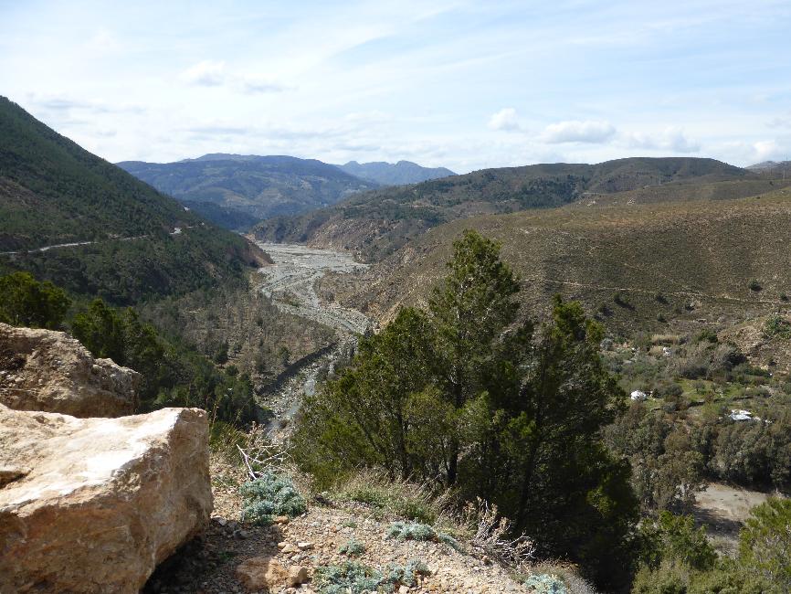 Le rio Guadalfao en amont du lac de barrage de Beznar