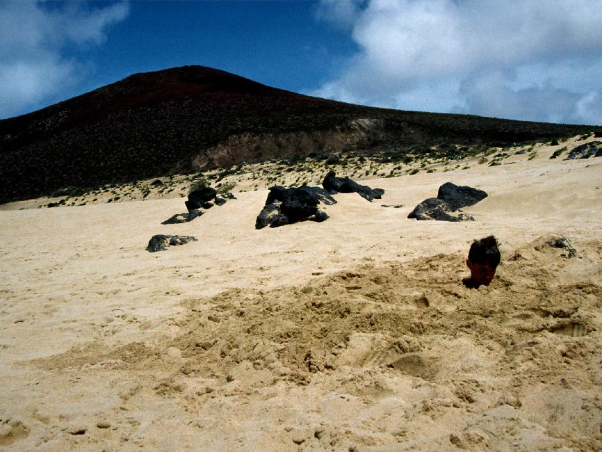 Plage de las Conchas ; Bruno enterré vivant ! 