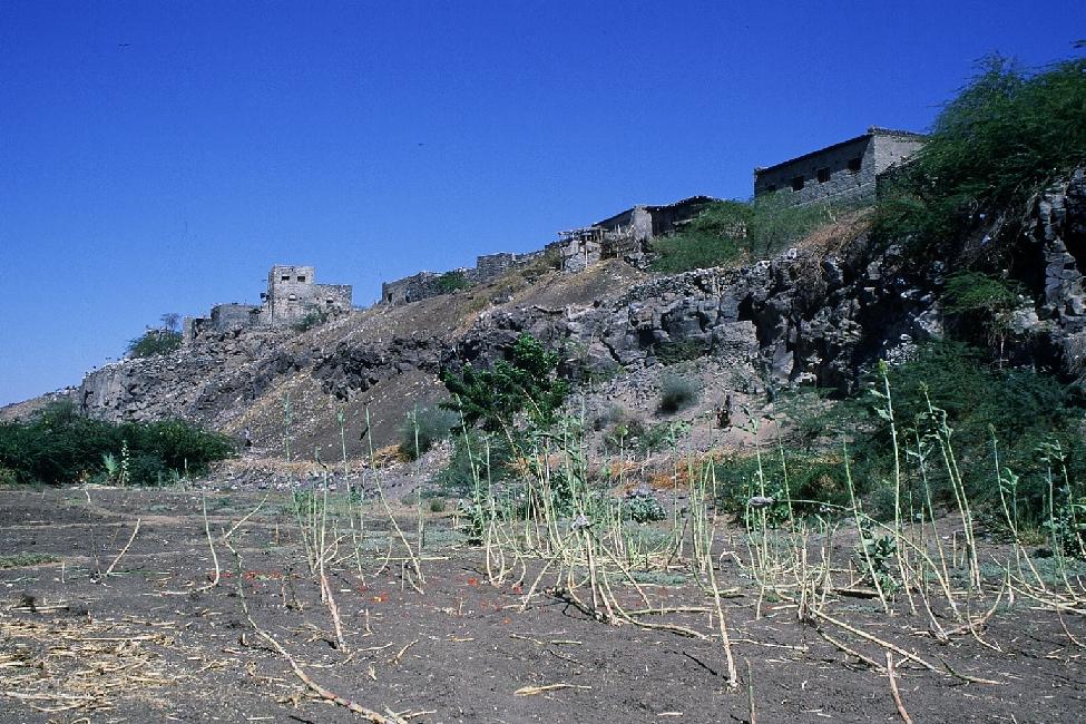 Le village se trouve sur une falaise dominant la rivière Awash