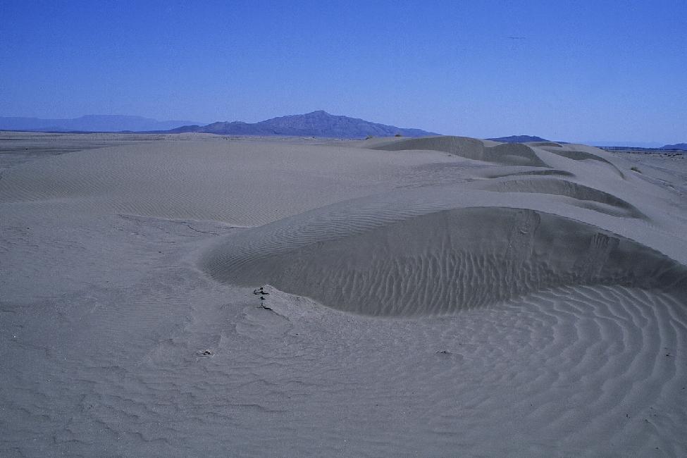 Les rives d'un ancien lac ; à l'arrière plan, dôme volcanique
