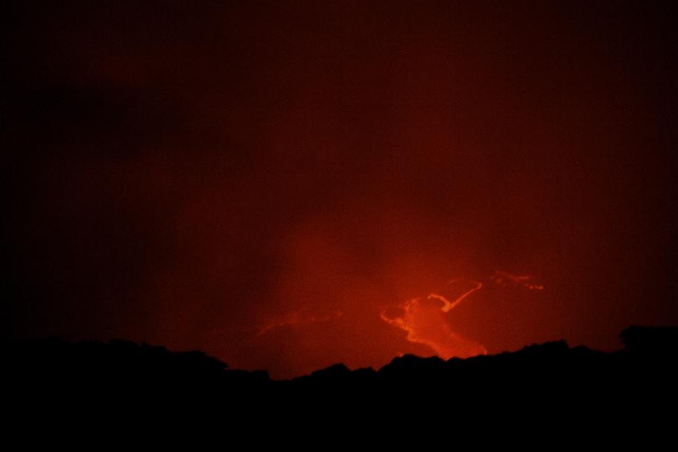 100 mètres sous nos pieds, le lac de lave rougeoie