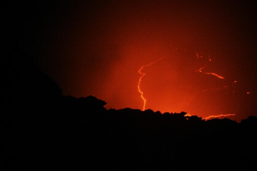 Les fissures s'ouvrent et disparaissent dans la croûte de la surface