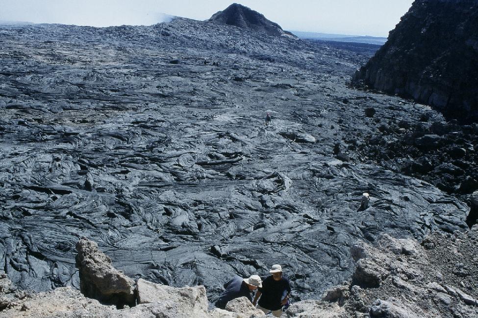 On imagine le débordement de lave fluide emplissant la caldeira