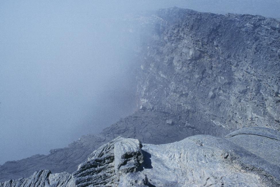 Une plateforme quarante mètres sous nos yeux nous protège du rayonnement