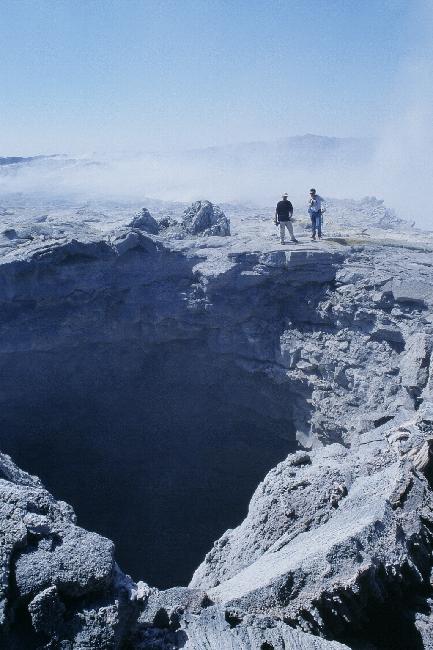 Au bord d'un cratère de fumerolles