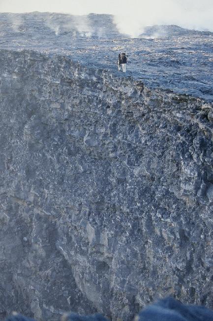 Le bord du cratère Sud est vertical...