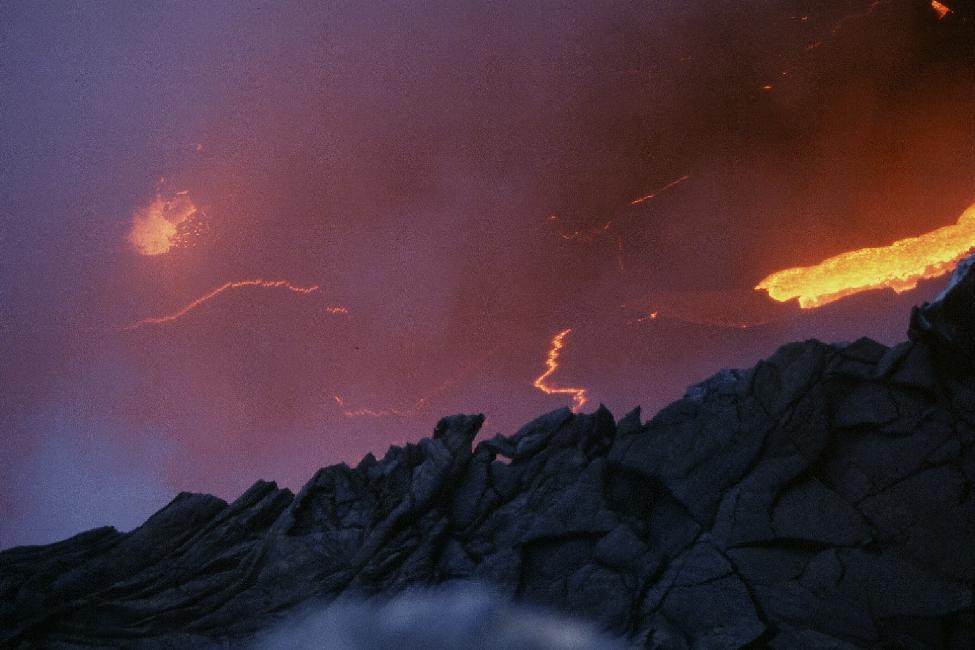 Des torrents de lave émergent des fissures