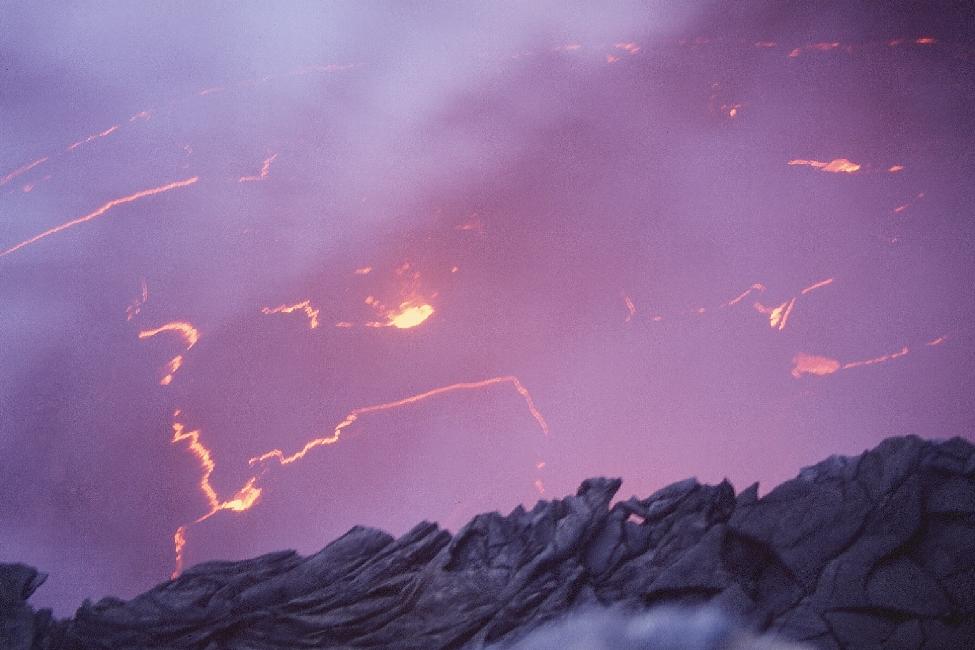 En fin de soirée, la vue vers le fond du cratère commence à se dégager