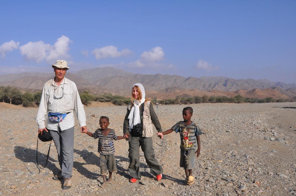 Petit matin à Bere Ale ; des enfants nous ramènent au village