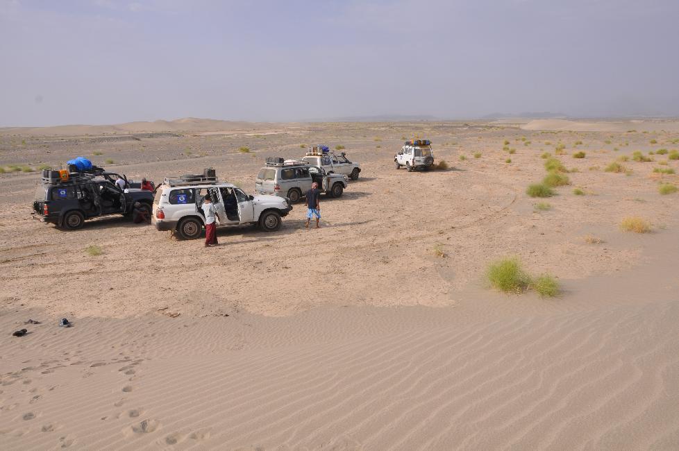 Notre convoi, au pied d'une petite dune