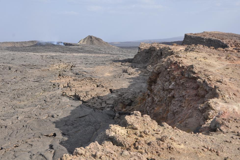 La caldeira ; au fond, le puits Sud qui contient le lac de lave