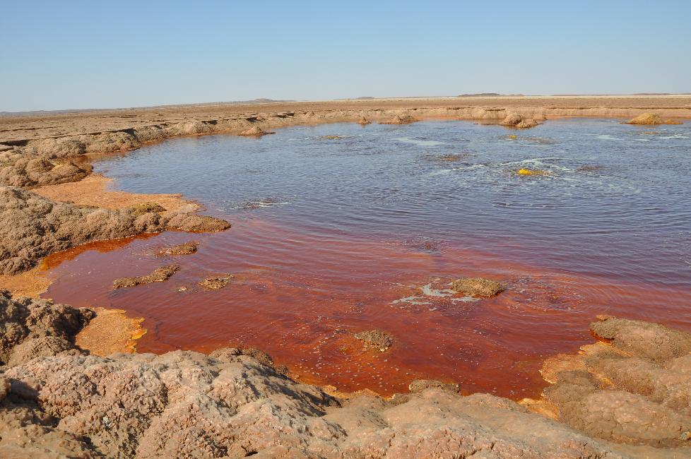 Lac de Karoum ; bouillonnements d'hydrocarbure