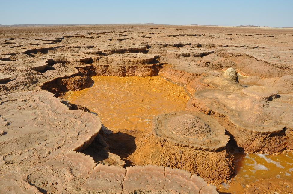 Lac de Karoum ; bouillonnements d'hydrocarbure