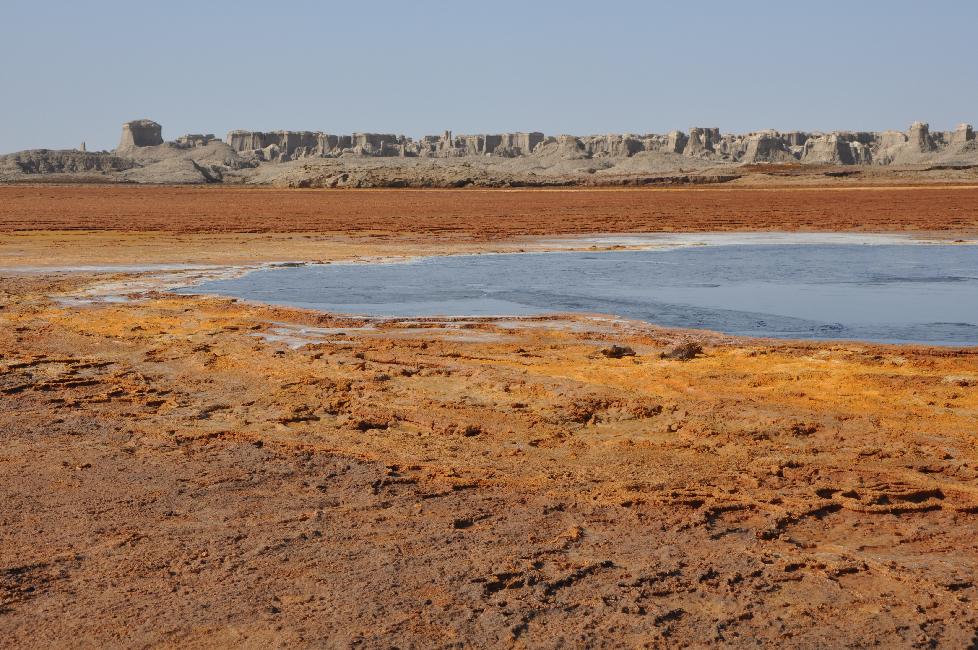 Source de chlorure de magnesium ; au loin, canyons de sel