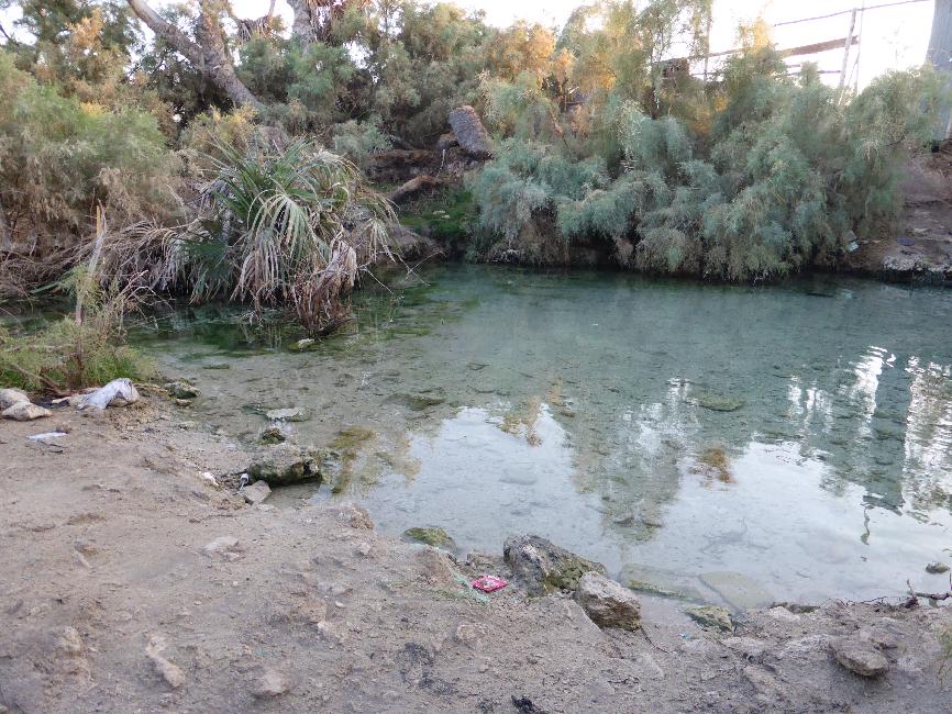 Source chaude au bord du lac