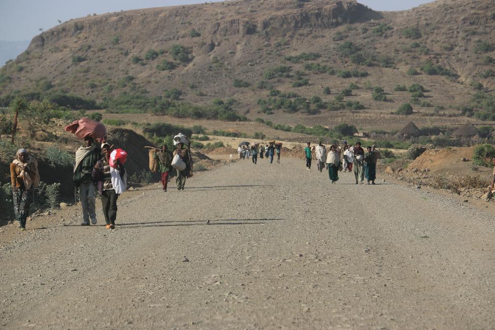 Les villageois se rendant au marché empruntent la piste