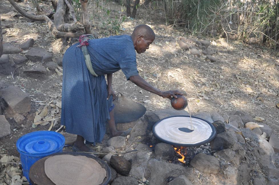 Préparation de l'injira, galette de teff