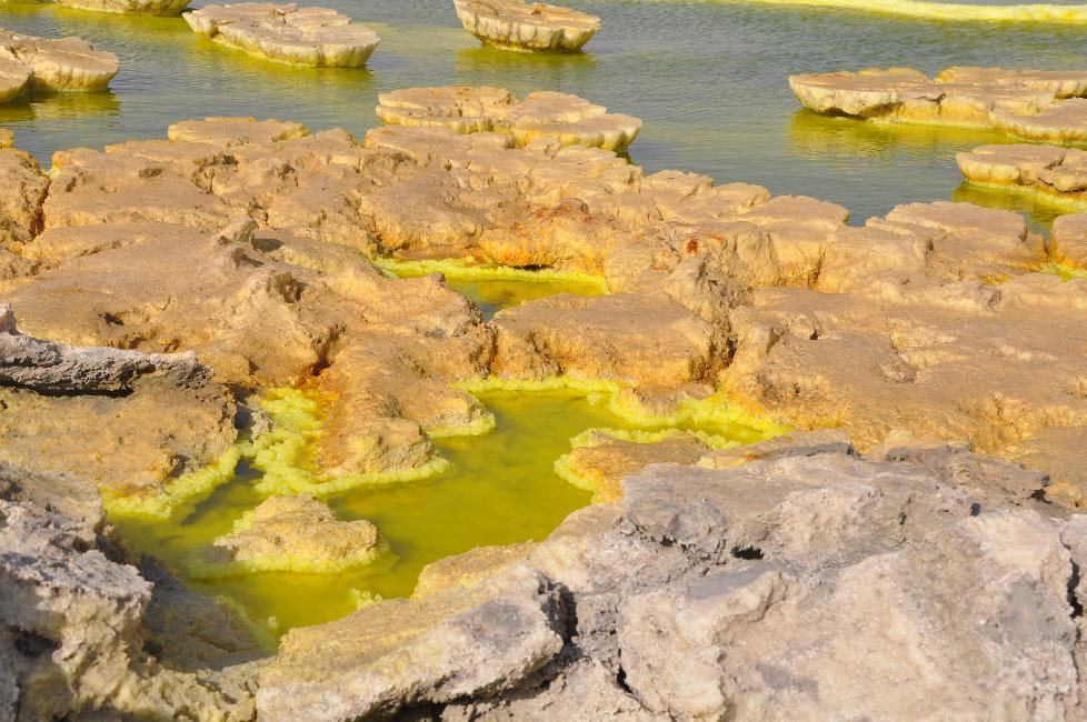 Vasques colorées, dans le cratère du Dallol