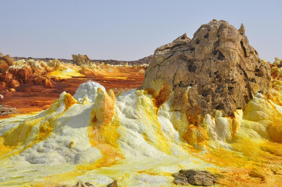 Source chaude et concrétions, dans le cratère du Dallol