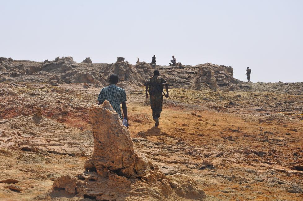 Direction, la sortie... sous bonne escorte