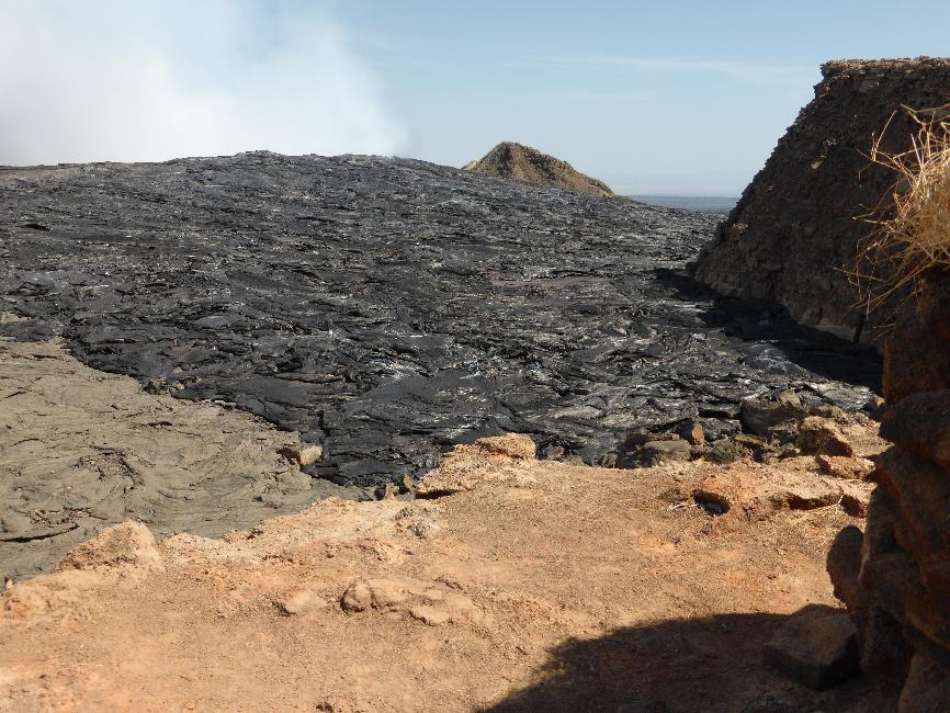 Cratère de l'Erta Ale ; les traces des débordements récents sont bien visibles